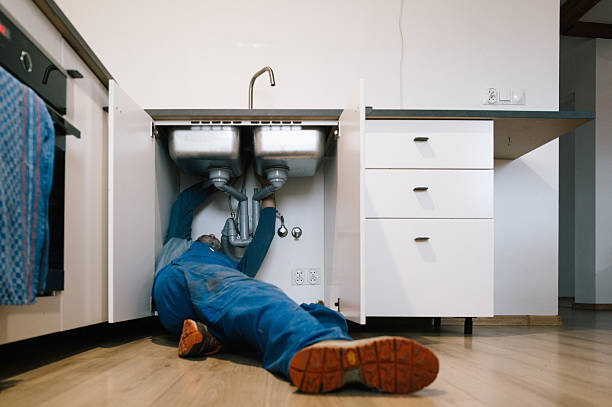Professional Emergency Plumber technician working in Campbell, CA